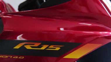 Canlı pembe yamaha r15 sürüm 4.0 motorsikletin yakın çekim tasarım elementleri