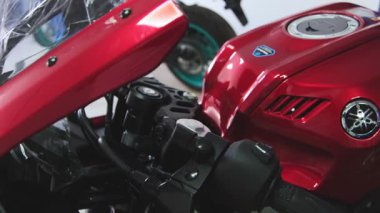 Kırmızı Yamaha motosiklet detayı logosunu bir galeride gösteriyor.