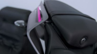 Özel baskı Yamaha r15 motosiklet vitrininde bir mağazada renk değişiklikleri