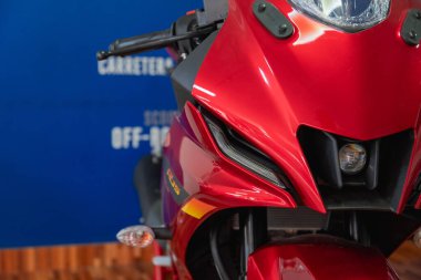 Parlak kırmızı yamaha r15 versiyonu 4.0 motorsiklet showroom ışıkları altında parlıyor
