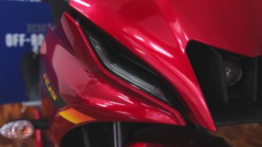 Parlak kırmızı yamaha r15 versiyonu 4.0 motorsiklet showroom ışıkları altında parlıyor