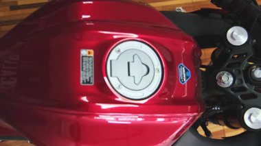 Canlı pembe yamaha r15 sürüm 4.0 motorsikletin yakın çekim tasarım elementleri