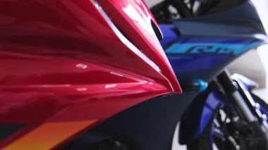 Birçok yamaha r15 sürüm 4.0 motosiklet, çeşitli renk şemaları sergileniyor, bir yamaha bayiliğinin içinde dizilmiştir.