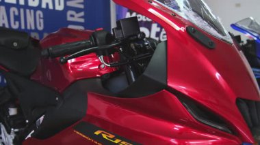 Birçok yamaha r15 sürüm 4.0 motosiklet, çeşitli renk şemaları sergileniyor, bir yamaha bayiliğinin içinde dizilmiştir.
