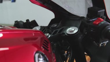Kırmızı Yamaha motosiklet detayı logosunu bir galeride gösteriyor.