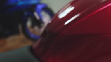 Birçok yamaha r15 sürüm 4.0 motosiklet, çeşitli renk şemaları sergileniyor, bir yamaha bayiliğinin içinde dizilmiştir.