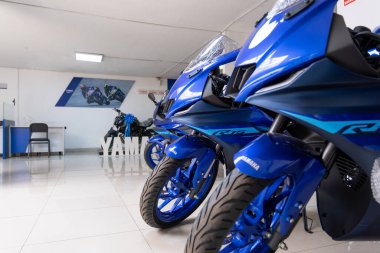 Mavi yamaha r25 motosiklet bir yamaha mağazasında sergilendi.