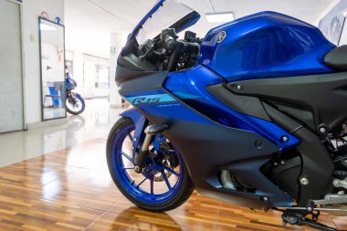 Birçok yamaha r15 sürüm 4.0 motosiklet, çeşitli renk şemaları sergileniyor, bir yamaha bayiliğinin içinde dizilmiştir.