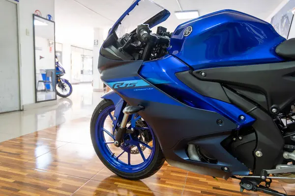 Birçok yamaha r15 sürüm 4.0 motosiklet, çeşitli renk şemaları sergileniyor, bir yamaha bayiliğinin içinde dizilmiştir.