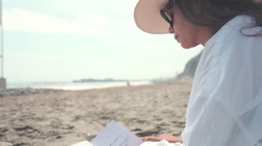 Kayalık bir sahilde huzurlu bir yaz meditasyonu pratiği.