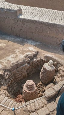 Huaca Pucllana 'nın büyüleyici inka öncesi kalıntılarını keşfetmek, antik mezarları ve defin eserlerini sergilemek,