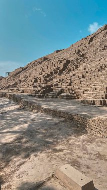 Huaca pucllana 'nın antik kerpiç ve kil tuğla kalıntıları, Miraflores, Lima, Peru' daki inka öncesi bir arkeolojik alan, açık mavi gökyüzüne karşı yükseliyor.