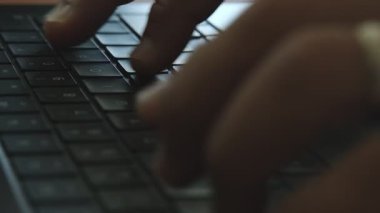 Programcının elleri dizüstü bilgisayardaki klavyeye farklı çekimler montajı ile kod yazarken yakın plan görüntüsü