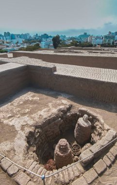 Huaca Pucllana 'nın büyüleyici inka öncesi kalıntılarını keşfetmek, antik mezarları ve defin eserlerini sergilemek,