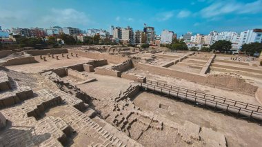 Huaca Pucllana 'yı ziyaret eden turistler. Miraflores, Lima, Peru' daki kerpiç ve kil kalıntılarından yapılmış eski bir İnka öncesi harabe.