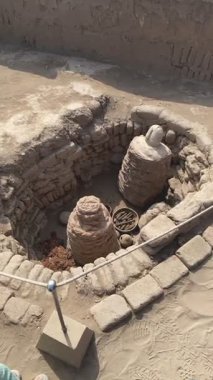 Lima, Peru 'daki bir inka öncesi arkeolojik alan olan Huaca pucllana, tarihi eserlerle dolu bir mezar ortaya çıkardı.