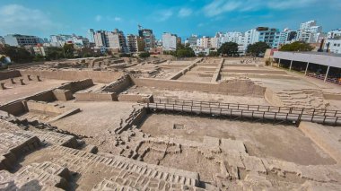 Huaca Pucllana 'yı ziyaret eden turistler. Miraflores, Lima, Peru' daki kerpiç ve kil kalıntılarından yapılmış eski bir İnka öncesi harabe.