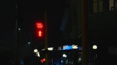 Yaya trafik ışıklarının geri sayım zamanlayıcısı kırmızıdan yeşile dönüyor