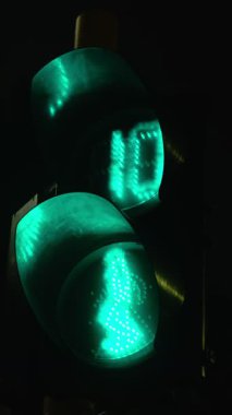 Yaya trafik ışıkları geceleyin yeşilden kırmızıya dönüyor