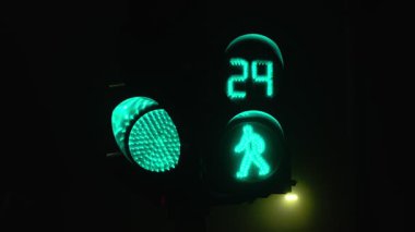 Yaya trafik lambasındaki geri sayım zamanlayıcısı yeşilden kırmızıya geçiyor