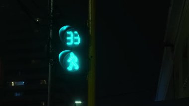 Yaya trafik lambasındaki geri sayım zamanlayıcısı yeşilden kırmızıya geçiyor