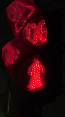 Yaya trafik ışıklarının geri sayım zamanlayıcısı kırmızıdan yeşile dönüyor