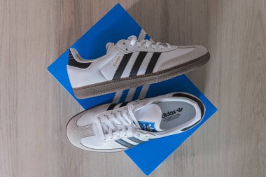 Beyaz adidas samba klasik og spor ayakkabıları mavi kutunun üzerinde, üst manzara