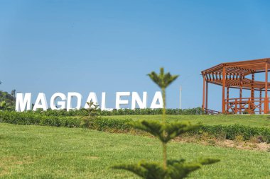 Beyaz Magdalena tabelası, Lima, Peru 'daki Magdalena del Mar' ın güzel sahil bölgesine gelen ziyaretçileri karşılıyor.