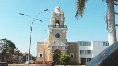La Punta kilise kulesi, önünde saat ve bitkiler, Callao, Peru 'da.
