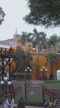  Park de la muralla, lima, Peru 'da köprüde yürüyen turistler