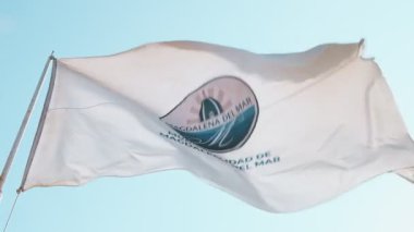 Magdalena del Mar bayrağı rüzgarda sallanıyor, Lima, Peru