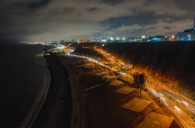 Peru, Lima kayalıkları boyunca uzanan işlek otoyolu aydınlatan ışık yolları.