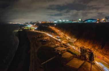 Peru, Lima kayalıkları boyunca uzanan işlek otoyolu aydınlatan ışık yolları.