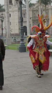 Lima Peru 27 Haziran 2025; Lima Meydanı veya Plaza Mayor veya Plaza de Armas of Lima. Geleneksel Perulu dansçı Plaza Mayor, Lima