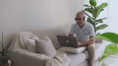 Evden çalışan bir adam hayal kırıklığına uğrayıp gidiyor.