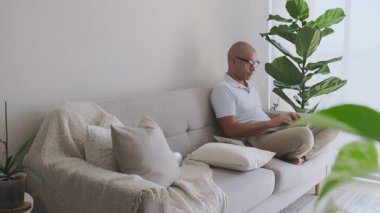 Konforlu ev ofisinden uzaktan çalışan serbest çalışan