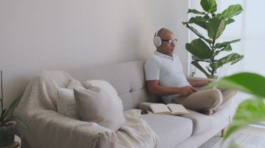 Evden çalışan bir adam hayal kırıklığına uğrayıp gidiyor.