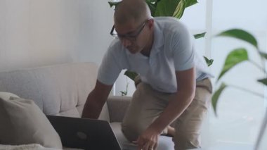 Evden çalışan bir adam hayal kırıklığına uğrayıp gidiyor.