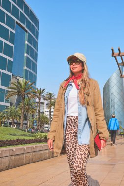 Miraflores, Lima, Peru 'da gezen bir turist güneşli bir günün tadını çıkarıyor.