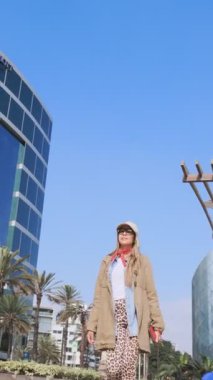 Güneşli bir günde Miraflores, Lima, Peru 'da yürüyen genç bir kadın.