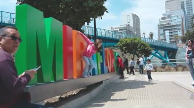 La Paz Köprüsü ile Miraflores Parkı 'nda dalgalanan Peru bayrağı