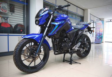 Lima Peru sep 26 2025: Blue Yamaha fz 25 motosiklet bir mağazada sergileniyor