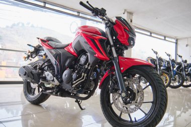 Lima Peru sep 26 2025: Galeri galerisinde yeni Red Yamaha FZ25 motosiklet.