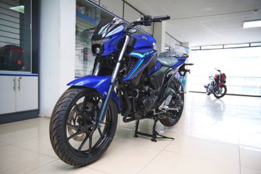 Lima Peru sep 26 2025: Blue Yamaha fz 25 motosiklet bir mağazada sergileniyor