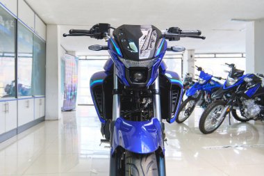 Lima Peru sep 26 2025: Yamaha motosiklet galerisinde yeni mavi motosikletler sergileniyor