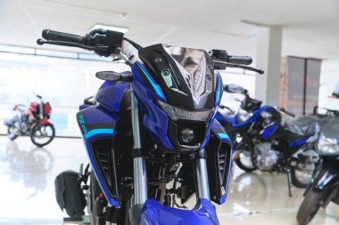 Lima Peru sep 26 2025: Yeni Yamaha fz25 motosiklet resmi bir galeri galerisinde sergileniyor