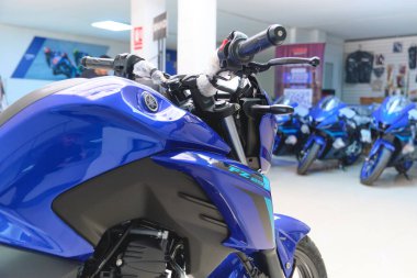 Lima Peru sep 26 2025: Mavi yamaha fz 25 motosiklet galeride sergileniyor