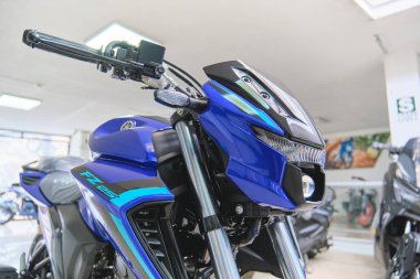 Lima Peru sep 26 2025: Mavi yamaha fz 25 motosiklet galeride sergileniyor