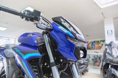 Lima Peru sep 26 2025: Mavi yamaha fz 25 motosiklet galeride sergileniyor