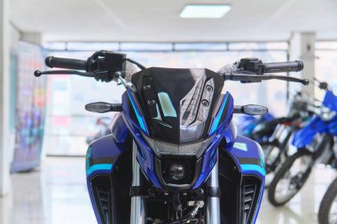 Lima Peru sep 26 2025: Parlak bir galeride park edilmiş yeni Yamaha motosikleti, satışa hazır.